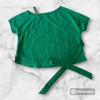 Blusa verde con detalle de hebilla image