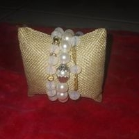 Elegante pulsera de perlas y cristales image
