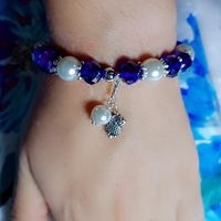 Elegante pulsera de perlas y cristales image