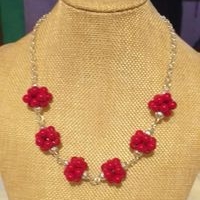 Collar de flores rojas elegante image