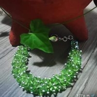 Pulsera de cristales verdes elegante image