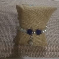 Elegante pulsera de perlas y cuentas azules image