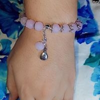 Pulsera de cuentas rosadas con dije image