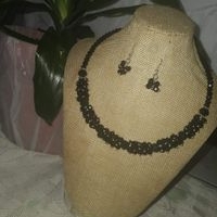 Elegante conjunto de collar y aretes image
