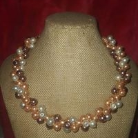 Collar de perlas multicolor elegante image