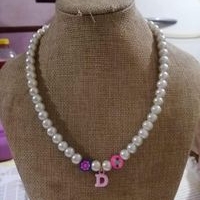 Collar de perlas con letra D image