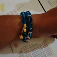 Pulsera de cuentas azules con dijes image