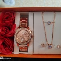 Elegante Set de Reloj y Joyas image