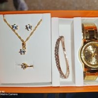 Elegante Set de Joyería y Reloj Dorado image