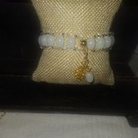 Elegante pulsera de cuentas blancas image