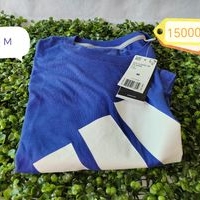 Camiseta azul clásica image