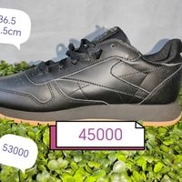 Zapatillas negras cómodas image