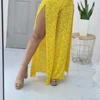 Pantalones amarillos con abertura image