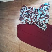 Blusa estampada y falda roja image
