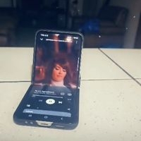 Celular plegable en perfecto estado image