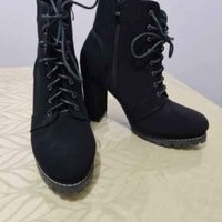 Botines negros con tacón alto image