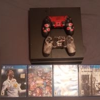 Consola PS4 con 2 mandos y 4 juegos image