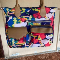 Bolso colorido con múltiples bolsillos image