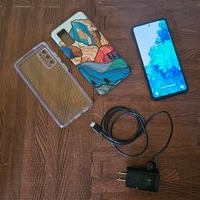 Samsung Galaxy S20 con accesorios image