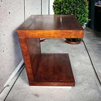 Mesa auxiliar de madera elegante image