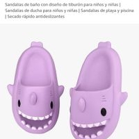 Sandalias de baño con diseño de tiburón image