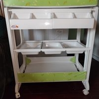 Cambiador de bebé con almacenamiento y bañera image