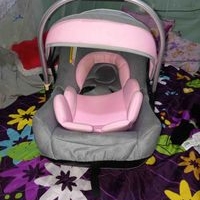 Silla de coche para bebé rosa y gris image