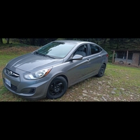 Auto compacto gris en excelente estado image