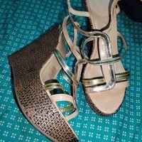 Sandalias de cuña elegantes image