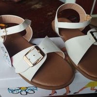 Sandalias blancas elegantes para niña image