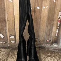 Botas negras de cuero elegantes image