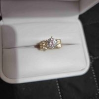 Anillo de compromiso elegante image