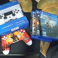 Consola PS4 con Juegos y Mandos image