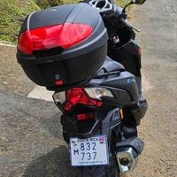 Scooter moderno con baúl image