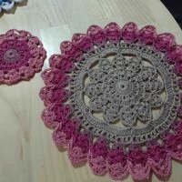Portaplato y posavaso de crochet coloridos image