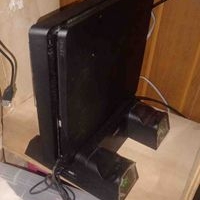 Consola de videojuegos PS4 con base de carga 2 controles y 3 juegos image