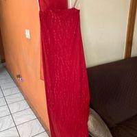 Elegante vestido rojo con brillo image