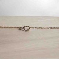 Pulsera de cadena dorada con corazón image