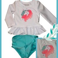 Conjunto de baño infantil con unicornio. image