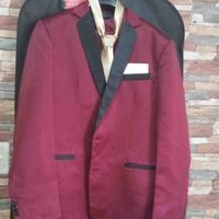 Elegante Traje Rojo con Solapas Negras image