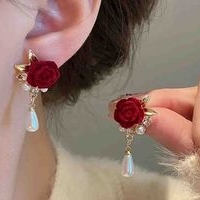 Elegantes aretes de rosa y perla image