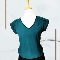 Blusa Verde con detalles en negro image