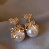 Elegantes aretes de perlas image