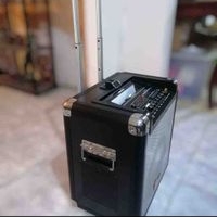 Altavoz portátil con ruedas image