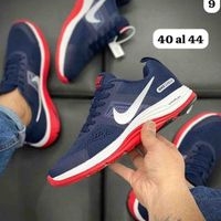 Zapatillas deportivas azul y rojo image