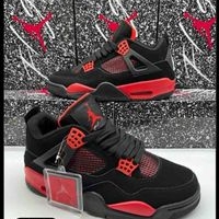 Zapatillas deportivas negras y rojas image
