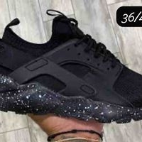 Zapatillas negras modernas image