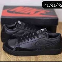 Zapatillas negras elegantes image