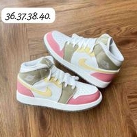 Zapatillas deportivas coloridas image