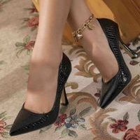 Tacones elegantes negros image